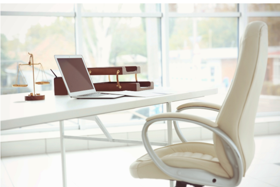 كيف نقدم خدماتنا القانونية في مكتب الدكتور فهد الرفاعي وشركاه للاستشارات والمحاماة