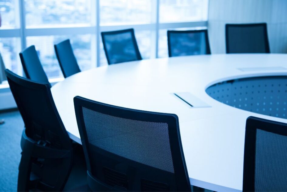 تحقيق التوازن بين جذب عملاء جدد وتعزيز العلاقات مع العملاء الحاليين في شركة الدكتور فهد الرفاعي وشركاؤه للمحاماة والاستشارات القانونية