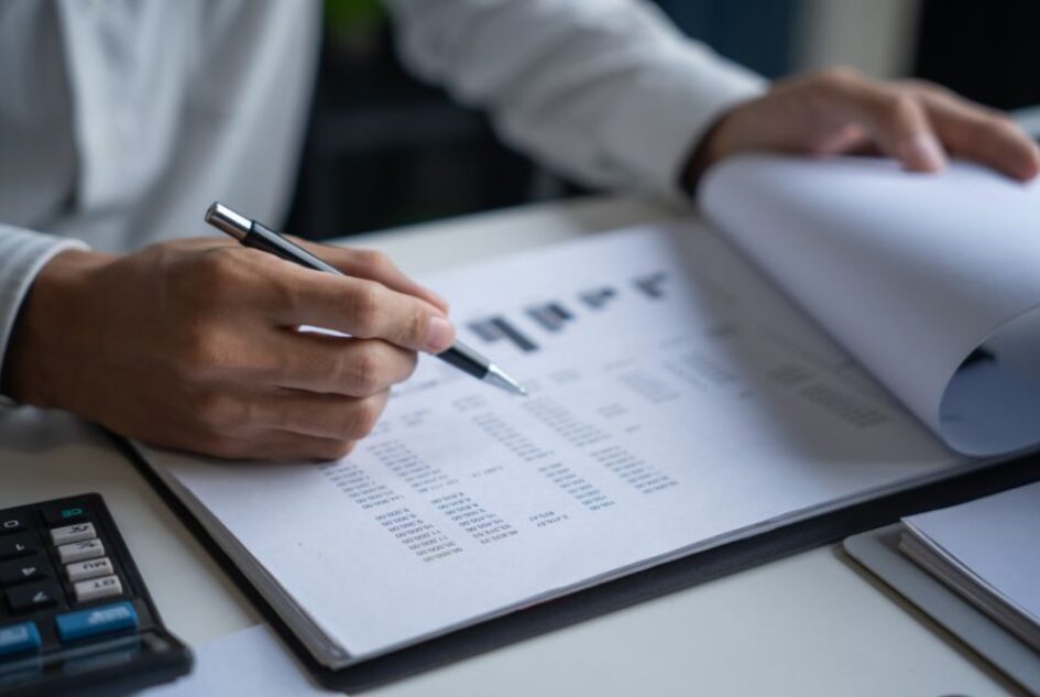 حلول قانونية دقيقة… لماذا تعتمد الشركات على شركة الدكتور فهد الرفاعي وشركاؤه في مطالبات التعويض؟