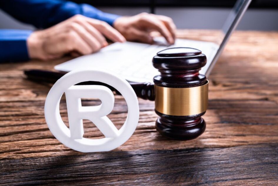 دور الخدمات القانونية في حماية الملكية الفكرية