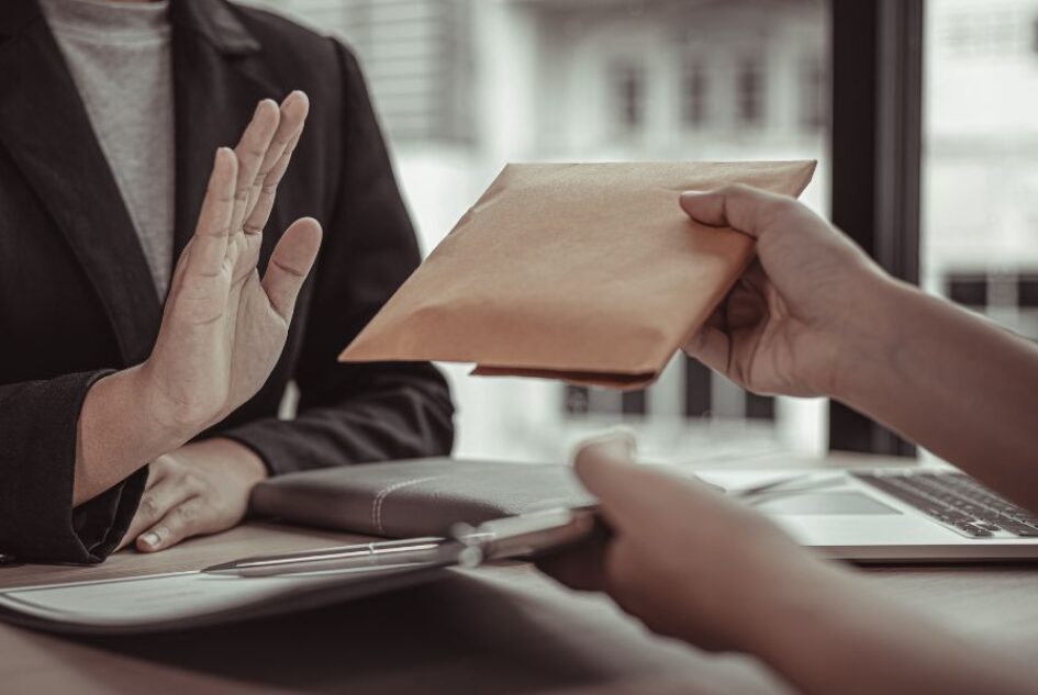 دور شركة الدكتور فهد الرفاعي وشركاؤه في قضايا الفساد الإداري والمالي