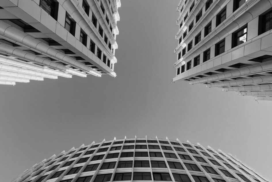 كيف تساعد شركة د. فهد الرفاعي الشركات على مواكبة التشريعات السعودية المتجددة؟