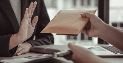 دور شركة الدكتور فهد الرفاعي وشركاؤه في قضايا الفساد الإداري والمالي 