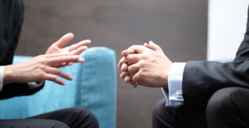 كيف تختار المستشار القانوني المناسب؟ 