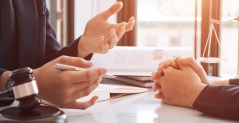 التمثيل القضائي والترافع.. لماذا تختار شركة الدكتور فهد الرفاعي وشركاؤه؟ 